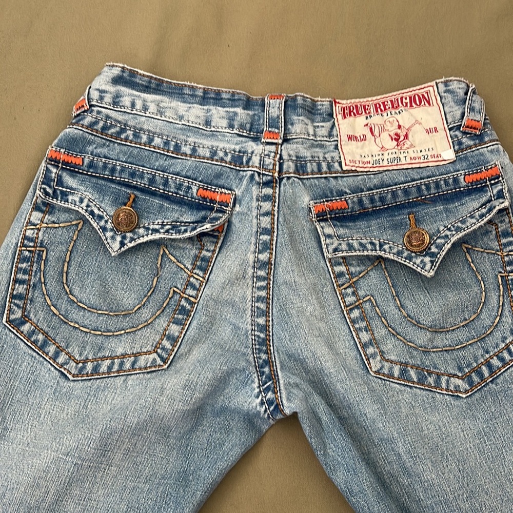 TRUE Religion Joey Super T”Light Wash Blue  32X32 JEANS  w Orange Accent Details